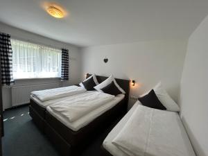 Tempat tidur dalam kamar di Walser Berge Appartements