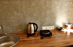eine Küchentheke mit einer Kaffeemaschine auf der Arbeitsplatte in der Unterkunft Old Farm in Idschewan