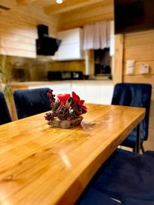 a wooden table with a vase on top of it at Zymbiańsko Chałupa 2 z jacuzzi in Ząb