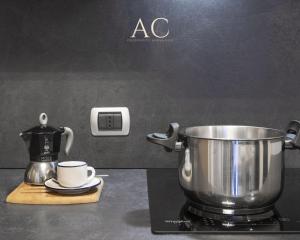 una olla en una estufa con tetera en Appartamento Acquaseria 310, en Ponte di Legno