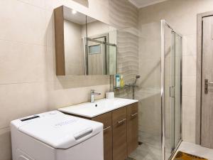 een badkamer met een toilet, een wastafel en een douche bij Contemporary & Spacious Renovated Apartment, DT Syntagma, /Touristic Area in Athene