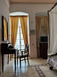 uma sala de estar com um piano e uma cadeira em monte kristo em Ermoupoli