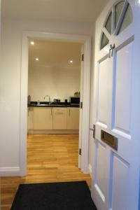 uma porta aberta para uma cozinha com um estofamento de estofos de kitchenaster em ***Spotless, Bright 1 Double Bed Apartment*** em Bath