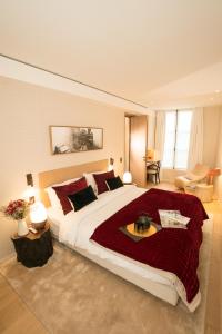 a large bedroom with a large bed with red pillows at Superbe Penthouse 3 Chambres Hammam Terrasse in Paris