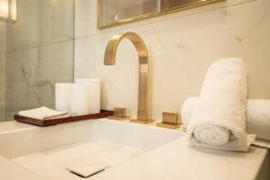 Superbe Penthouse 3 Chambres Hammam Terrasse في باريس: حمام مع حوض مع منشفة