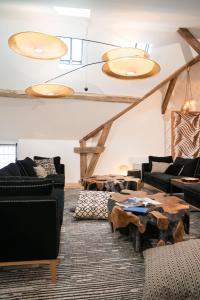 uma sala de estar com sofás e uma mesa em Superbe Penthouse 3 Chambres Hammam Terrasse em Paris