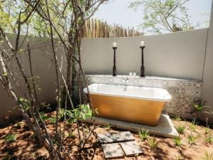 uma banheira sentada no meio de um quintal em Safari Moon Luxury Bush Lodge em Hoedspruit