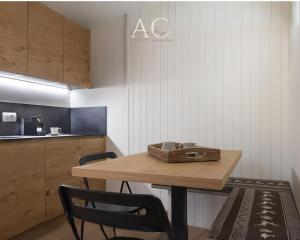 einen Tisch mit einem Korb in der Küche in der Unterkunft Appartamento Mirella Wood in Ponte di Legno