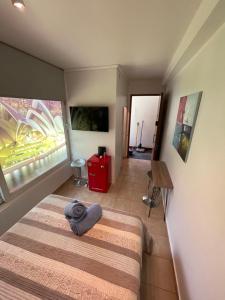 ein Schlafzimmer mit einem Bett und einem großen Fenster in der Unterkunft Apartamento/Estudio en Las Condes in Santiago