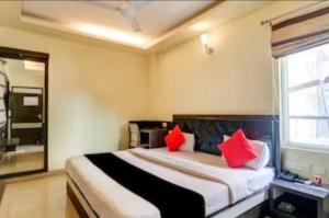 Un ou plusieurs lits dans un hébergement de l'établissement Collection O Hotel Kashi Inn