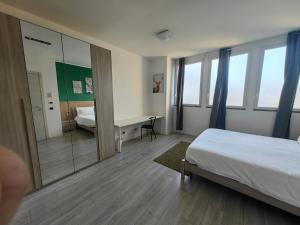 Habitación de hotel con cama y espejo en MILANFORESTER, en Milán