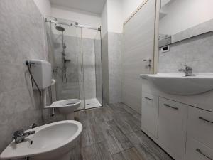y baño con lavabo, aseo y ducha. en MILANFORESTER, en Milán