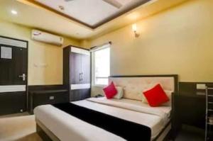Un ou plusieurs lits dans un hébergement de l'établissement Collection O Hotel Kashi Inn