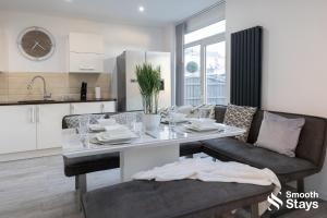 cocina y sala de estar con mesa y sofá en Modern 2 Bed House With Driveway en Longton