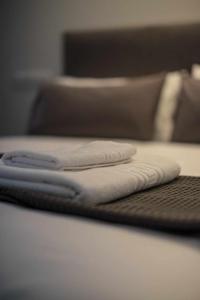 un paio di asciugamani bianchi seduti su un tavolo di AT Presidente Nº2 apartamento privado completo a Siviglia