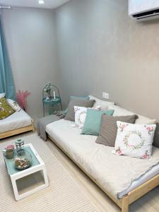 ein Wohnzimmer mit einem Sofa und einem Tisch in der Unterkunft افتار شالية avatar chalet in Al Raka