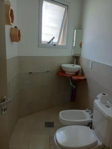 baño con aseo y lavabo y ventana en OSTENDEZENTAO en Ostende