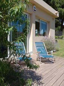 twee blauwe stoelen op een terras voor een huis bij OstendeZen in Ostende