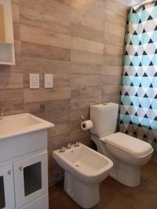 een badkamer met toilet en wastafel bij OstendeZen in Ostende