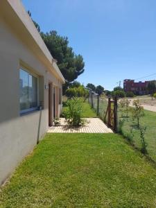 een huis met een loopbrug naast een tuin bij OstendeZen in Ostende