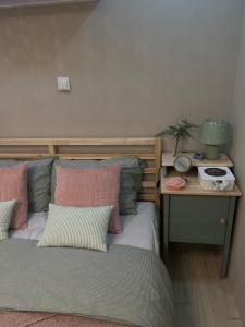 a bedroom with a bed and a desk with a lamp at افتار شالية avatar chalet in Al Raka