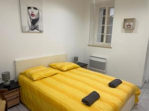 Ένα ή περισσότερα κρεβάτια σε δωμάτιο στο loc en montagne