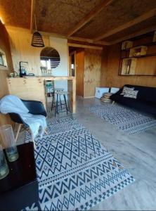 een woonkamer met een bank en een tafel bij Cabaña la Vega matanzas vista al mar in Polcura