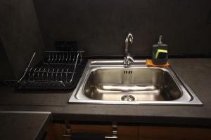 Un fregadero en una cocina con un tendedero al lado. en SOFIA CENTRAL LUXURY APARTMENT "2B" with parking, en Sofía 50 fotos más