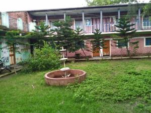 Vrt pred nastanitvijo Prakrity Village Resort Sundarbans