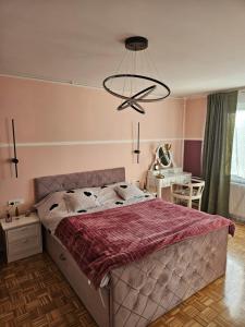 een slaapkamer met een groot bed en een kroonluchter bij ABA2 in Zagreb