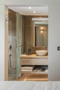 فندق ماكا إيه سي باي ماريوت اسطنبول في إسطنبول: حمام مع حوض ومرآة