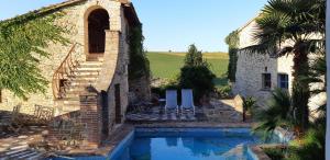 uma casa com piscina ao lado de um edifício em Antico-Borgo-Le-Torricelle-Kleines-Haus em Piandimeleto