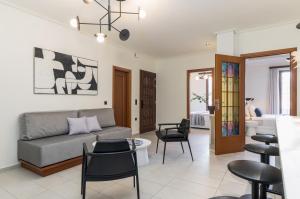 una sala de estar con un sofá y una mesa en Centro Y Mar I, en Argostoli
