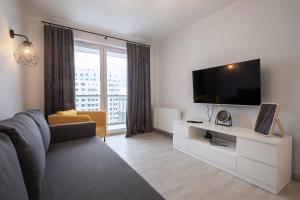 TV a/nebo společenská místnost v ubytování 03 Gdynia Premium - Apartament Mieszkanie dla 4os