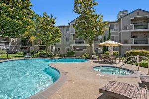 Bazén v ubytování Walnut Creek 1br w pool ac nr shops SFO-1559 nebo v jeho okolí