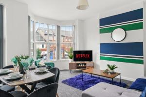 a living room with a blue and green striped wall at Large Stylish Duplex in Central Leicester - Sleeps 8 in Leicester