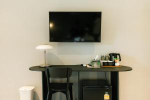 A television and/or entertainment centre at Pattanipirom Boutique Hotel