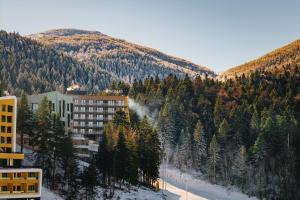 别拉什尼察Hotel Nomad的享有树木和建筑的山景