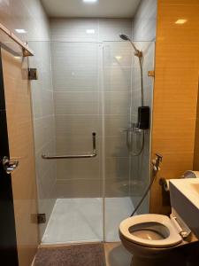 Ένα μπάνιο στο 81 Newport Blvd Cluster 4 Unit B 3rd flr by Rechelle Nunag