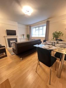 een woonkamer met een bank en een tafel bij Glazebrook in Londen