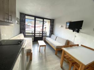 ein Wohnzimmer mit einem Sofa und einem Tisch in der Unterkunft Studio Morillon 1100, 1 pièce, 4 personnes - FR-1-412-3 in Morillon