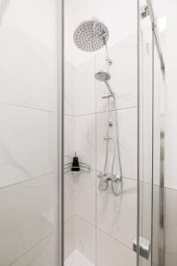 eine Dusche mit Glastür im Bad in der Unterkunft Central City Style Rooms by Home2 in Wien