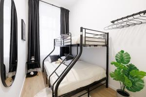 a room with two bunk beds and a plant at Central City Style Rooms by Home2 in Vienna