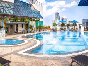 Bazén v ubytování Sofitel Saigon Plaza nebo v jeho okolí