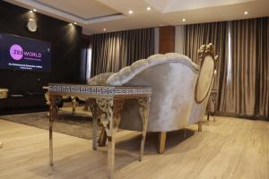um sofá e uma mesa num quarto em Golden Tulip Hotel Port Harcourt -GTPH em Port Harcourt
