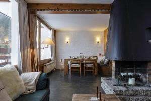 - un salon avec un canapé et une cheminée dans l'établissement Sunny Nest - View Of MB Montroc - Happy Rentals, à Chamonix-Mont-Blanc