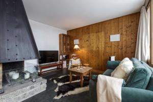 - un salon avec un canapé et une cheminée dans l'établissement Sunny Nest - View Of MB Montroc - Happy Rentals, à Chamonix-Mont-Blanc