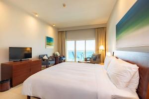 Uma televisão e/ou sistema de entretenimento em Radisson Blu Resort, Fujairah