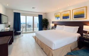 Uma cama ou camas num quarto em Radisson Blu Resort, Fujairah