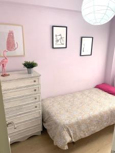 Una cama o camas en una habitación de Bonito Apartamento en la Macarena